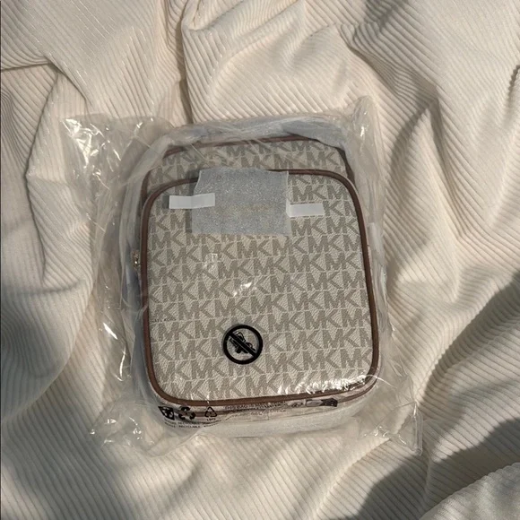 NWT Michael Kors Monogram Crossbody Bag - Picture 2 of 6